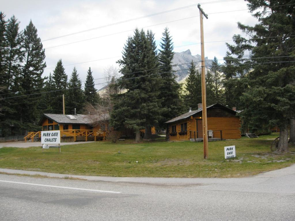 Park Gate Chalets Hotel Canmore Eksteriør billede